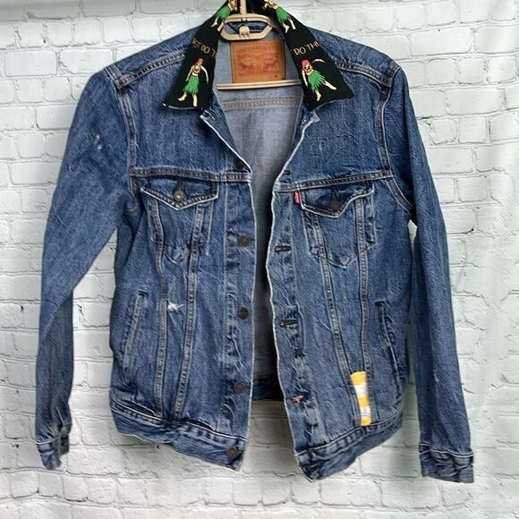 Levi’s Hula Girl Collar Trucker Denim Jacket size Medium Distressed - Picture 1 of 8